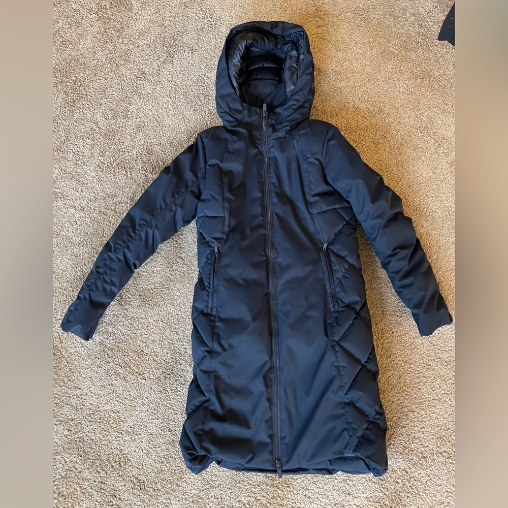 Knees length down jacket Lululemon size 2 navy blue